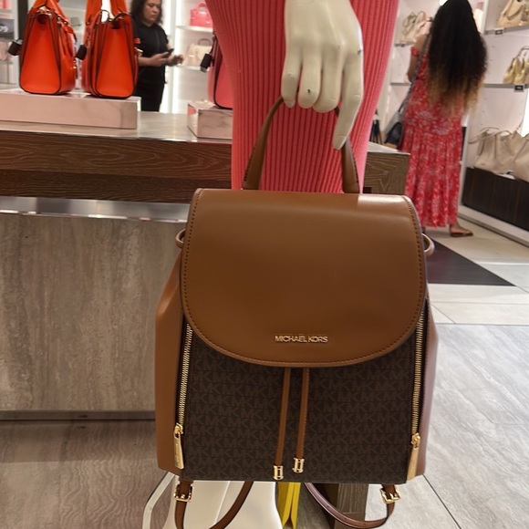 Michael Kors Backpack Bag Phoebe Medium Flap Drawstring Backpack 
Brown 
NWT - Picture 4 of 16